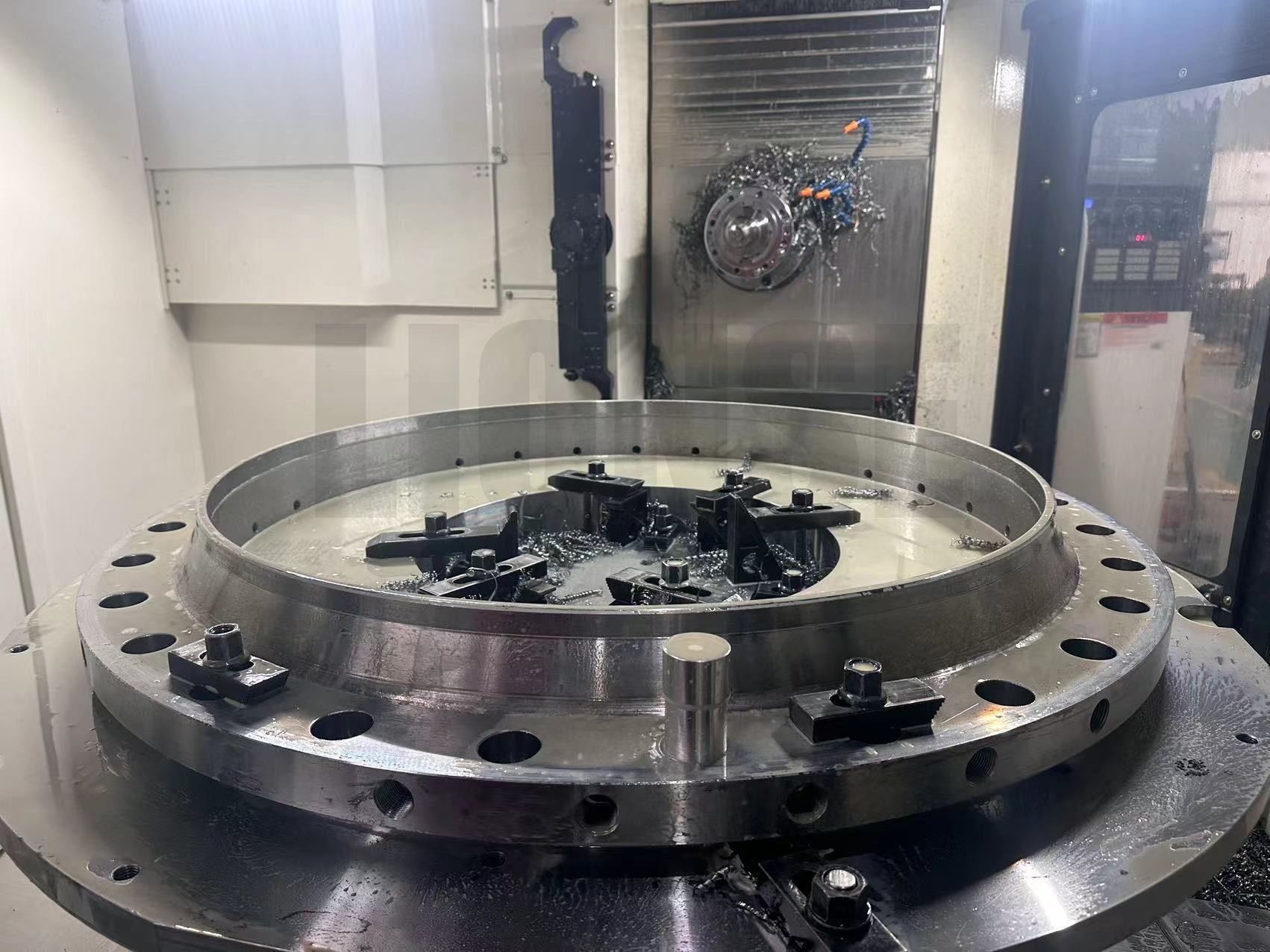 Hvordan sikres hullets vertikalitet ved boring af flanger med stor diameter?