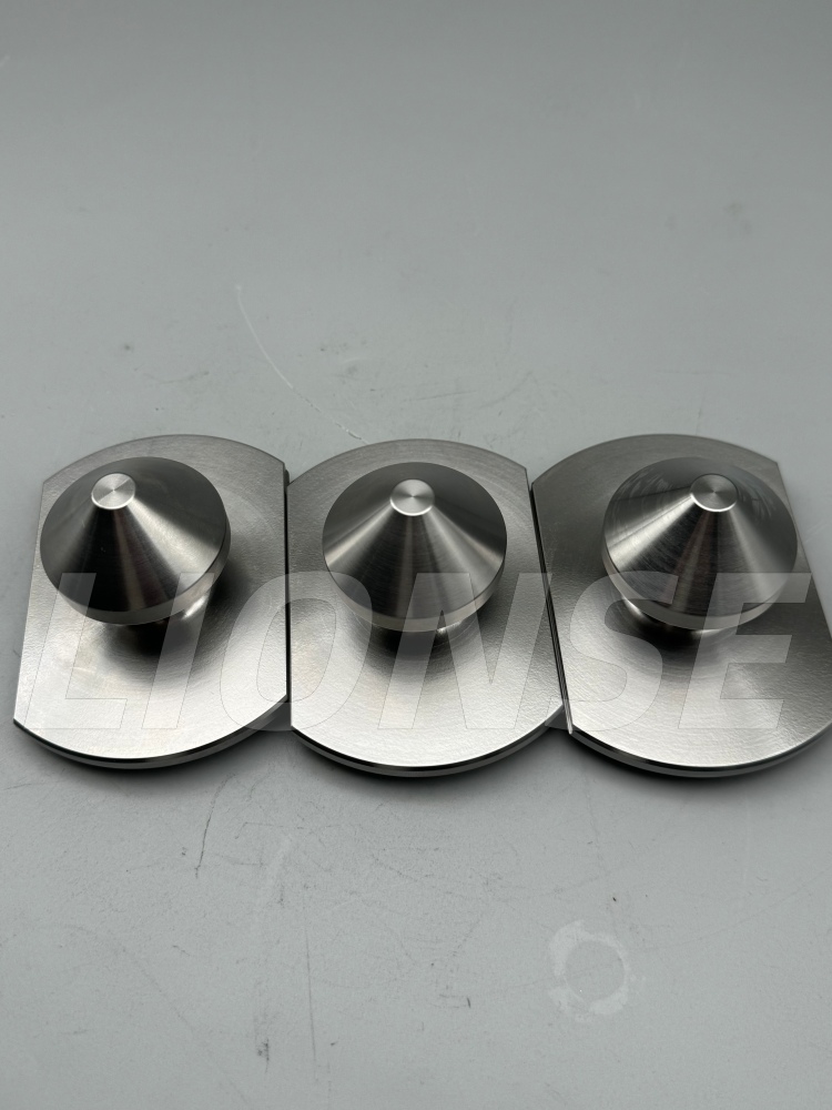 Konisk overfladelokaliserende trækstuds