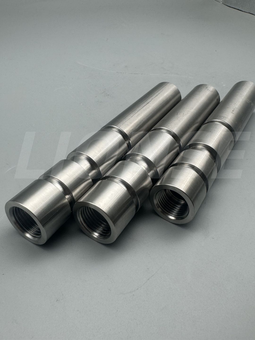 Titanium Grade 5 aksel med NC-drejning