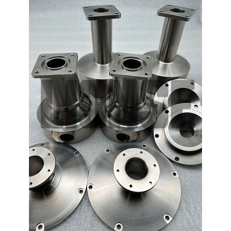 Titanium dele af marine udstyr
